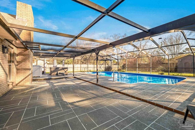 view of swimming pool with a jacuzzi, a lanai, and a patio area