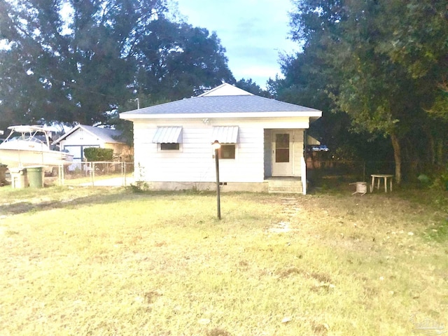 back of house featuring a lawn