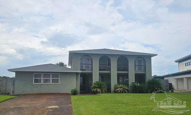 view of front facade with a front yard