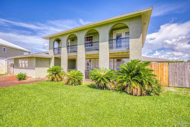 view of front facade featuring a front lawn