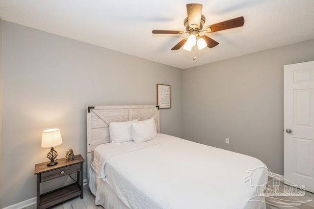 bedroom with ceiling fan