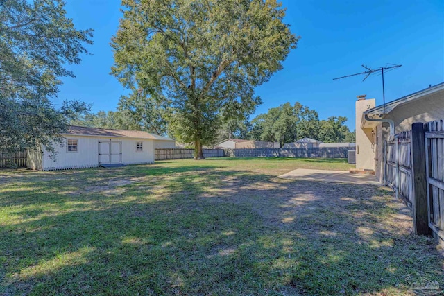 view of yard with an outbuilding