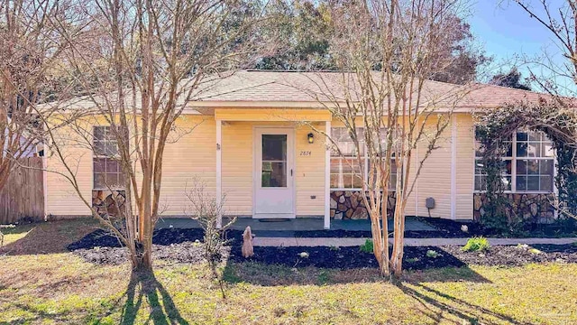 view of front of home featuring a front lawn