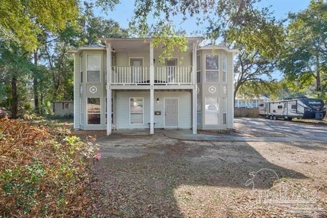 view of front of house with a balcony