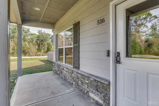 property entrance featuring a porch