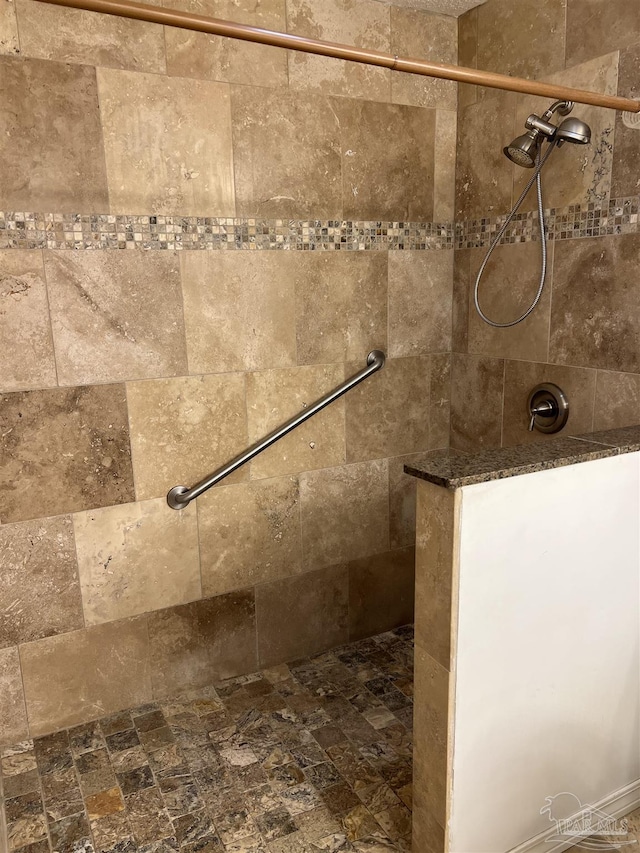 bathroom featuring a tile shower