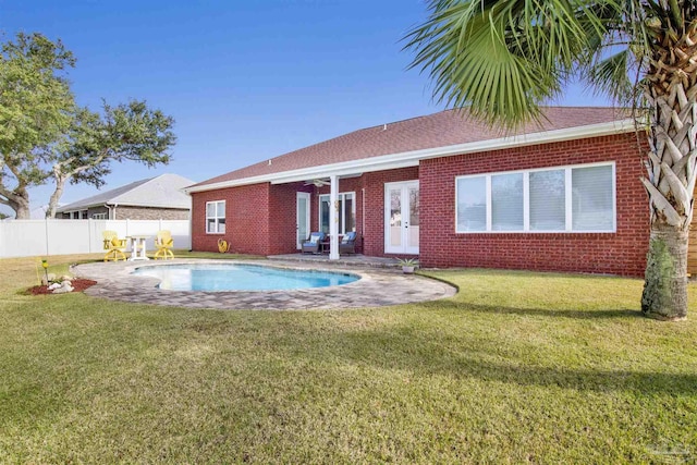 view of swimming pool featuring a yard