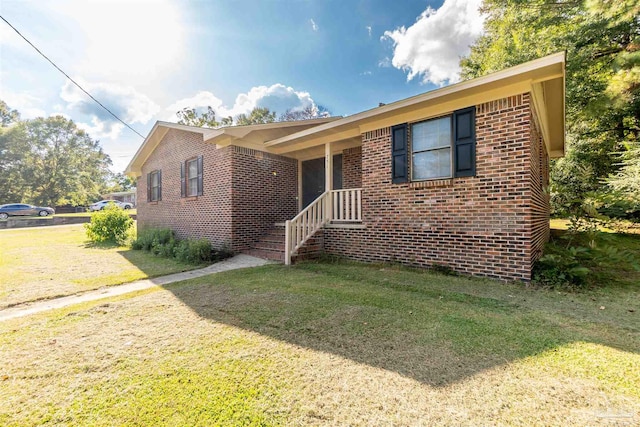 view of front of home featuring a front yard