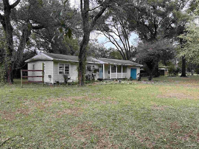 view of front of house with covered porch and a front yard