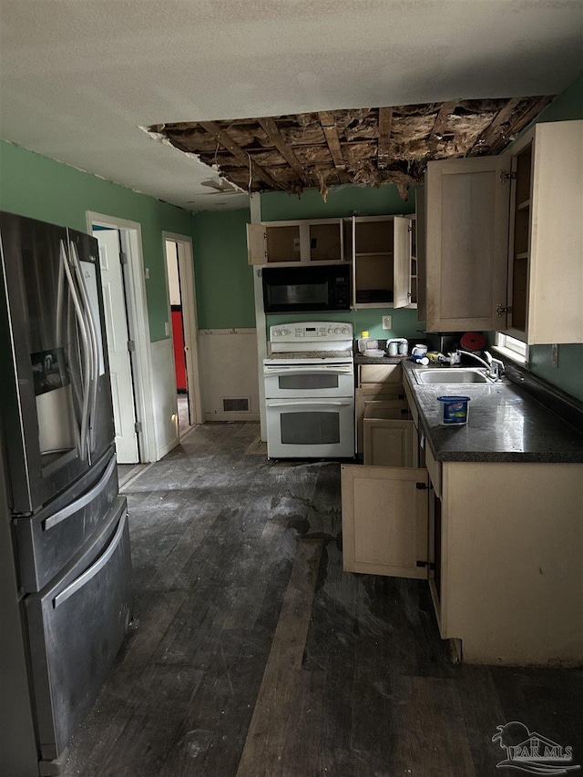 kitchen featuring sink, dark wood-type flooring, stainless steel fridge with ice dispenser, white range with electric stovetop, and a textured ceiling