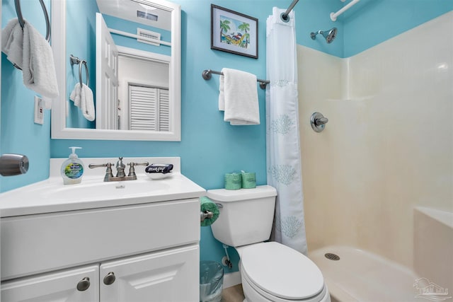 full bath featuring toilet, curtained shower, and vanity