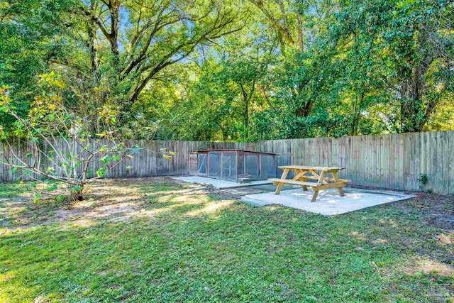 view of yard featuring a patio