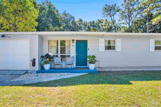 view of front of property featuring a front yard and a garage