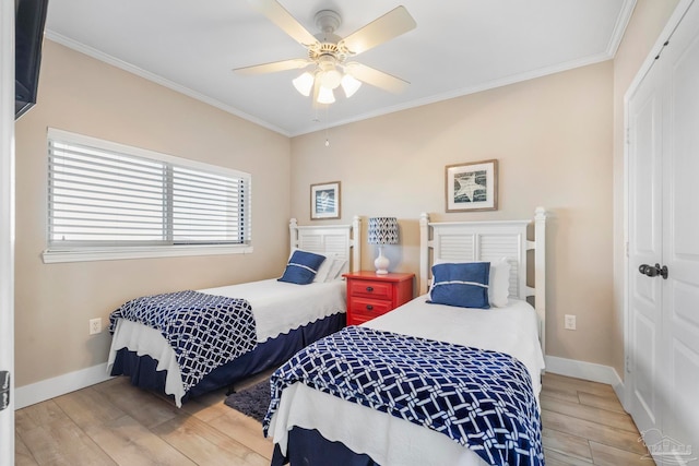 bedroom with hardwood / wood-style floors, a closet, crown molding, and ceiling fan