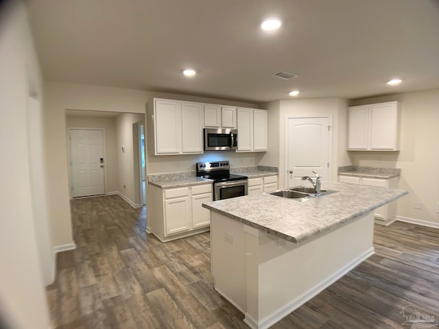 kitchen with stainless steel appliances, a sink, baseboards, dark wood-style floors, and white cabinetry