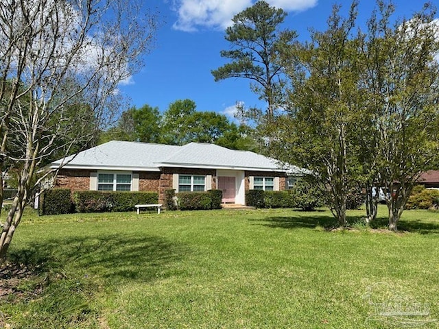 single story home with a front lawn