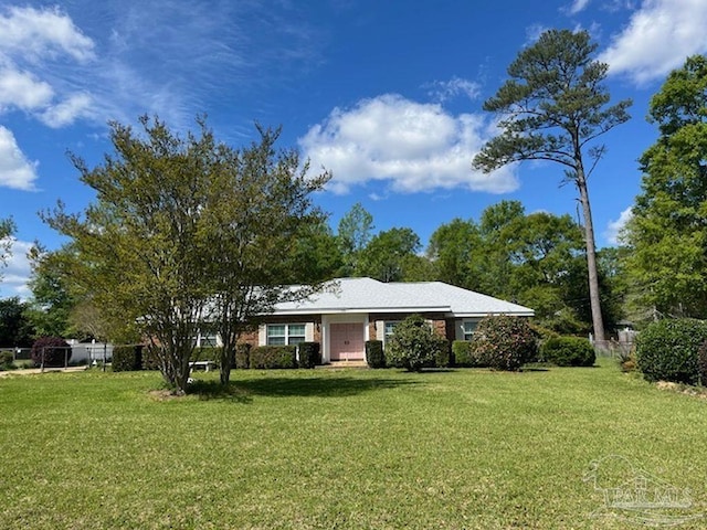 single story home with a front lawn