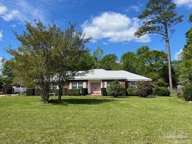 single story home featuring a front lawn