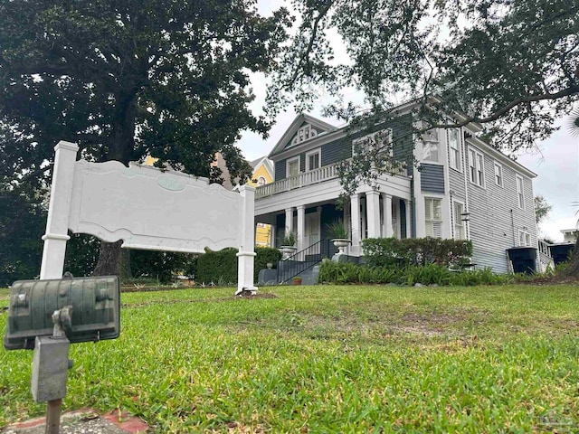 view of front of property featuring a front lawn