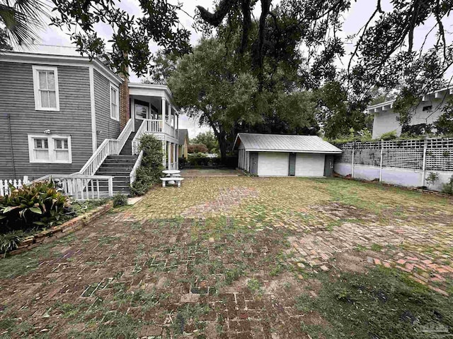 view of yard featuring an outdoor structure and a garage