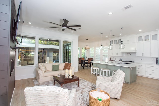 living room with light wood-style flooring, recessed lighting, visible vents, and ceiling fan