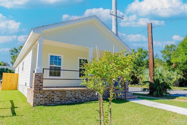 view of front facade featuring covered porch and a front lawn