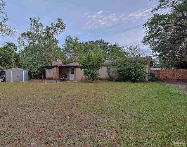 view of yard featuring a storage shed