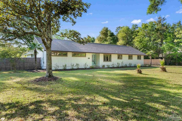 view of front of house featuring a front lawn and fence