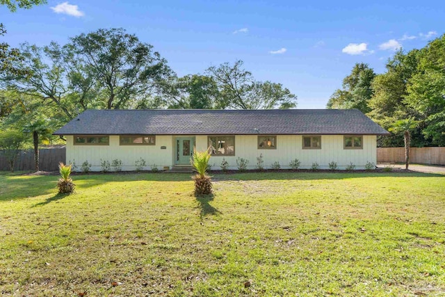 ranch-style home with fence and a front lawn