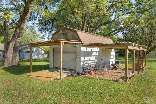view of outdoor structure featuring an outbuilding