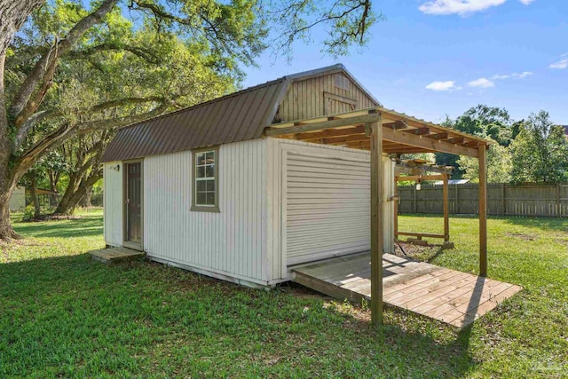 view of outdoor structure featuring fence and an outdoor structure