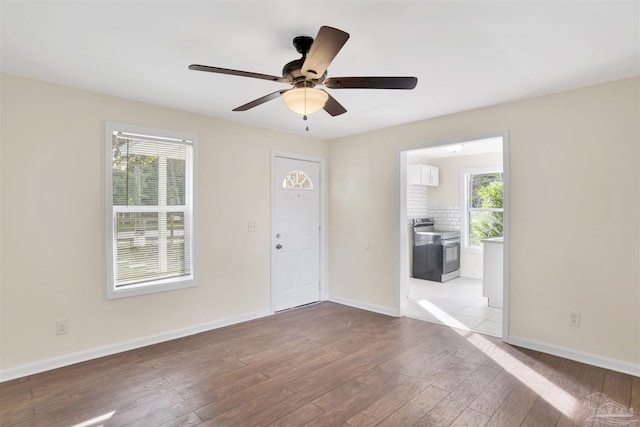 entryway featuring light wood-style floors, ceiling fan, and baseboards