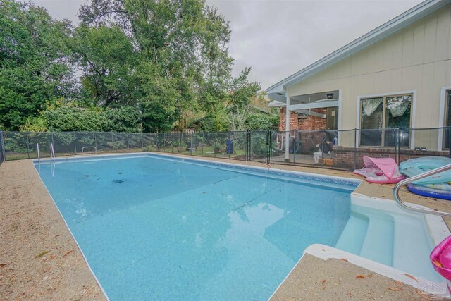 view of swimming pool