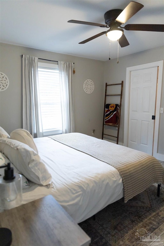 bedroom with ceiling fan