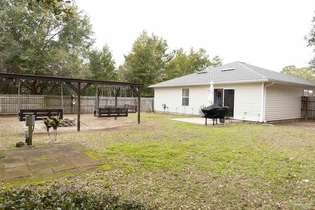 view of yard featuring an outdoor hangout area and a patio area