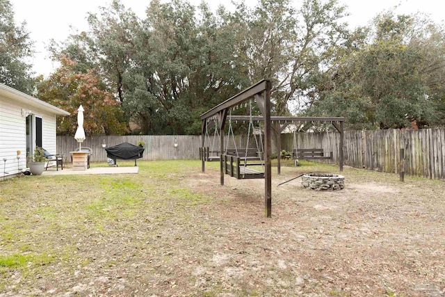 view of yard featuring an outdoor fire pit