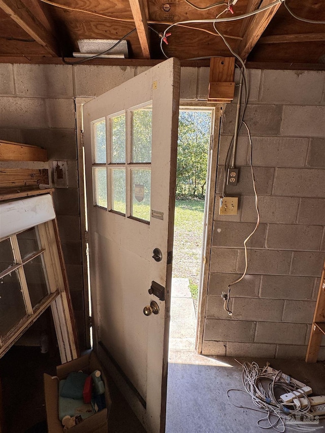 entryway featuring concrete block wall