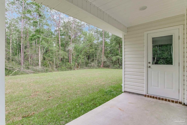 view of yard featuring a patio