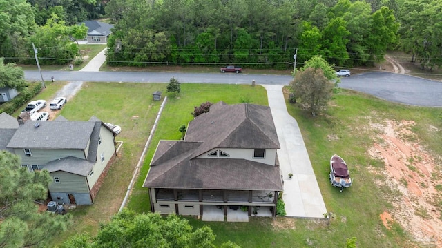 birds eye view of property featuring a forest view