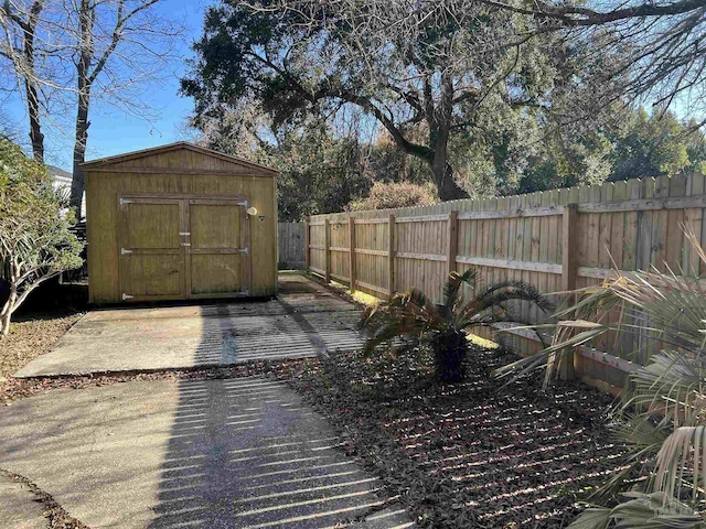 view of yard featuring a storage unit