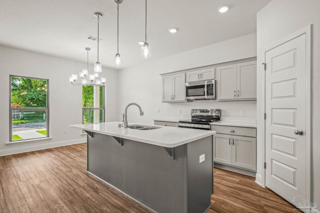 520 K St, Pensacola, FL 32501 - kitchen featuring appliances with stainless steel finishes, a sink, gray cabinetry, an island with sink, and recessed lighting