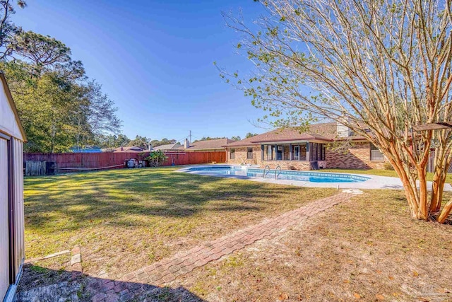 view of yard featuring a fenced in pool