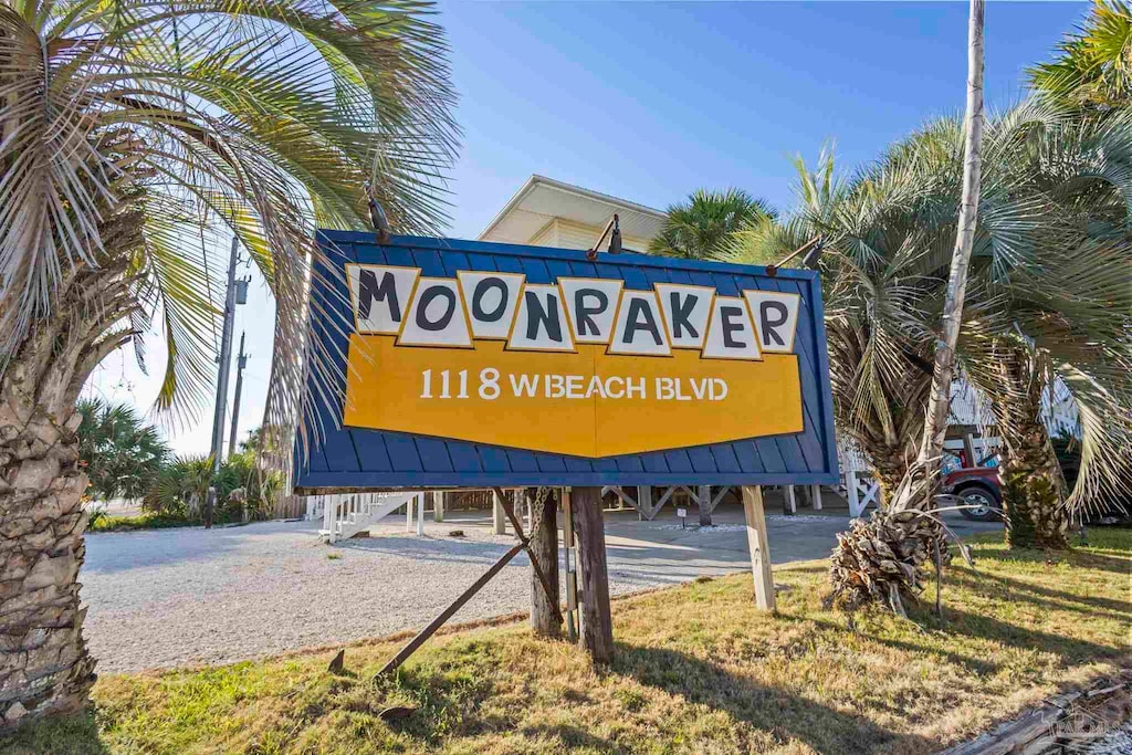 community / neighborhood sign featuring a lawn