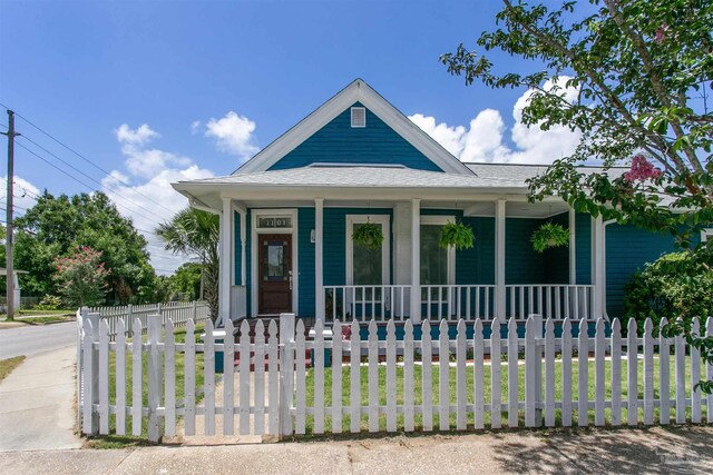 view of front facade featuring a front yard and covered porch