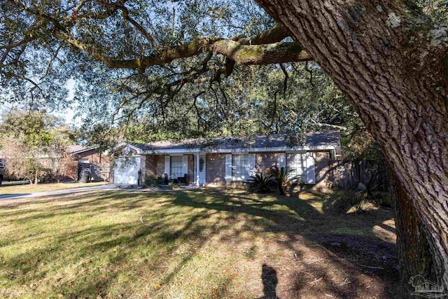 ranch-style house featuring a front lawn and an attached garage