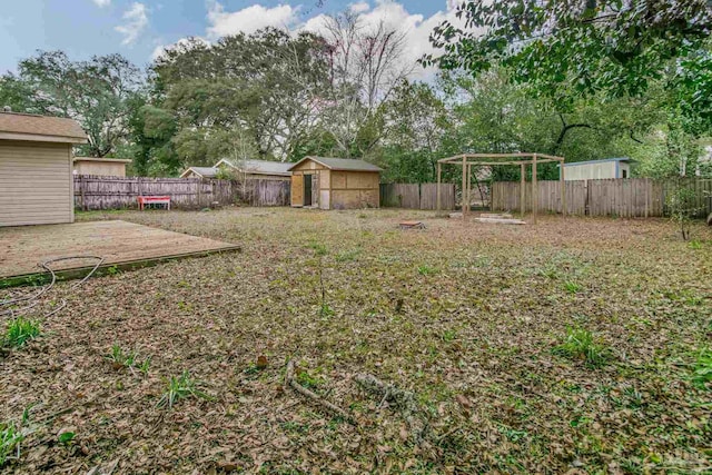 view of yard featuring a storage shed