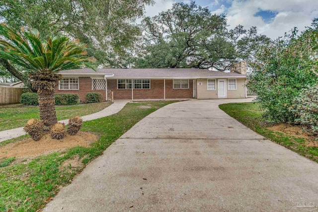 single story home featuring a front lawn