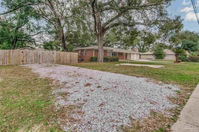 view of front of home featuring a front yard