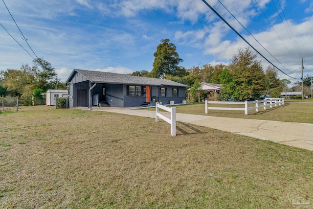 view of front of house featuring a front yard and fence