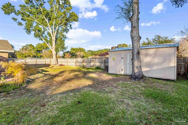 view of yard with a storage unit